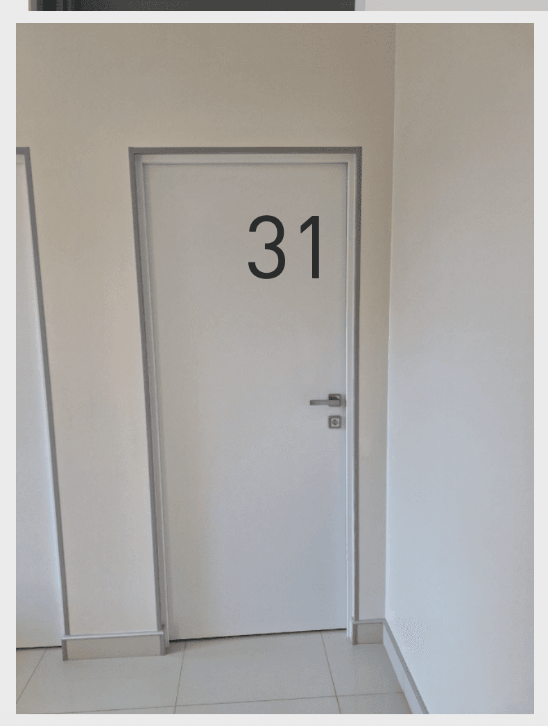 Белая дверь кабинета 31 с крупным номером из плёнки
